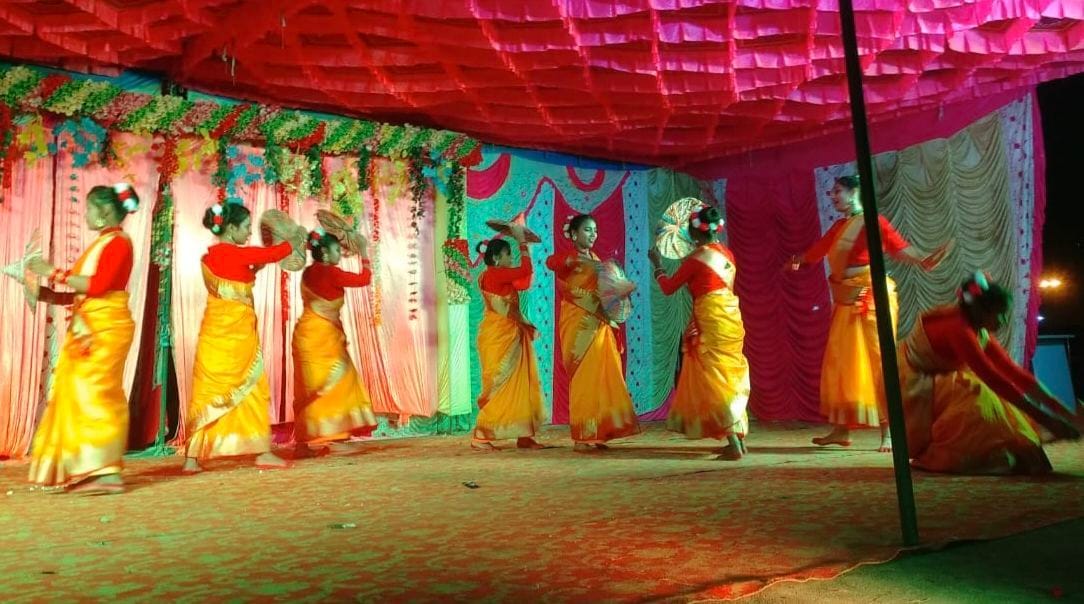 students performed dance