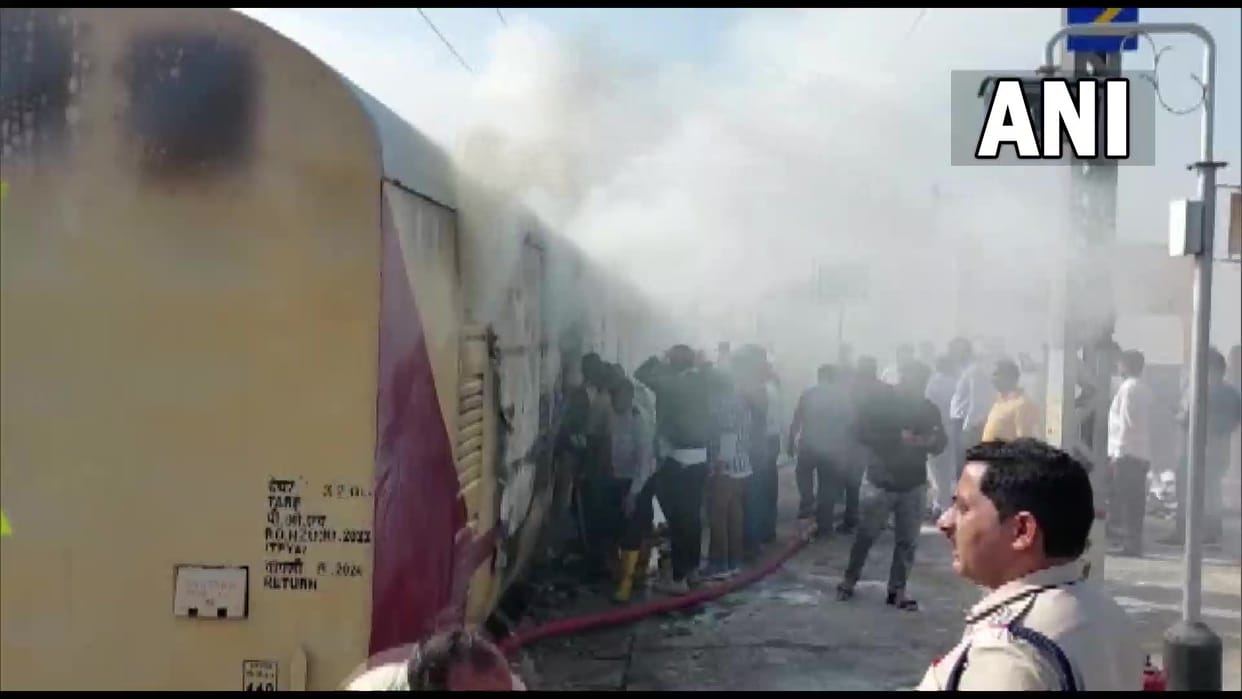 Shalimar LTT Express Luggage Compartment catches fire near Nashik Passenger Bogeys unaffected news in hindi