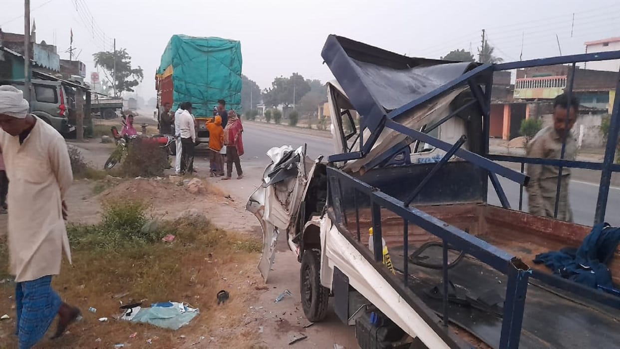 Big accident in Sonbhadra Magic collided with a truck parked on the roadside one killed three injured