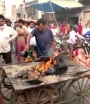 05एमएनपी-12-आगरा रोड पर मासूम से छेड़छाड़ के आरोपी के ठेले में लगी आग और मौजूद आक्रोशित लोग