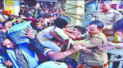 Big accident averted in Banke Bihari temple four devotees trapped in crowd got injuries