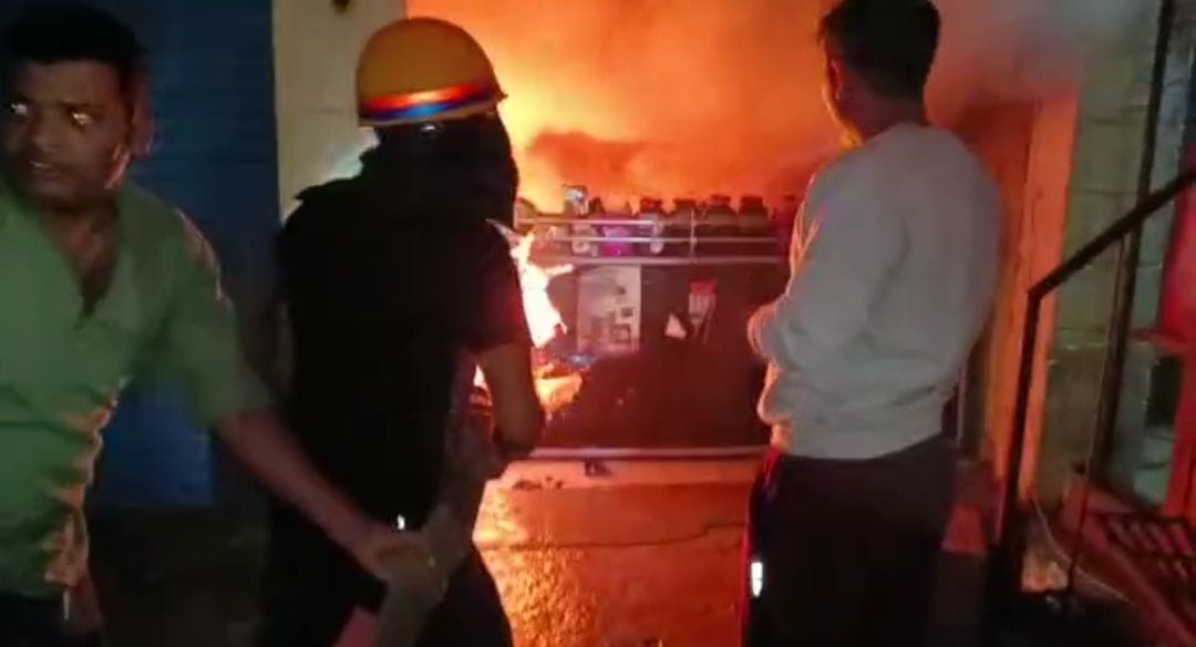 Etah: Fire breaks out in grocery shop, loss of lakhs