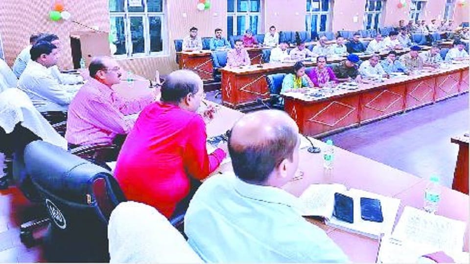 Mainpuri DM gave instructions deposit the licensed weapons due to  mainpuri by election 2022