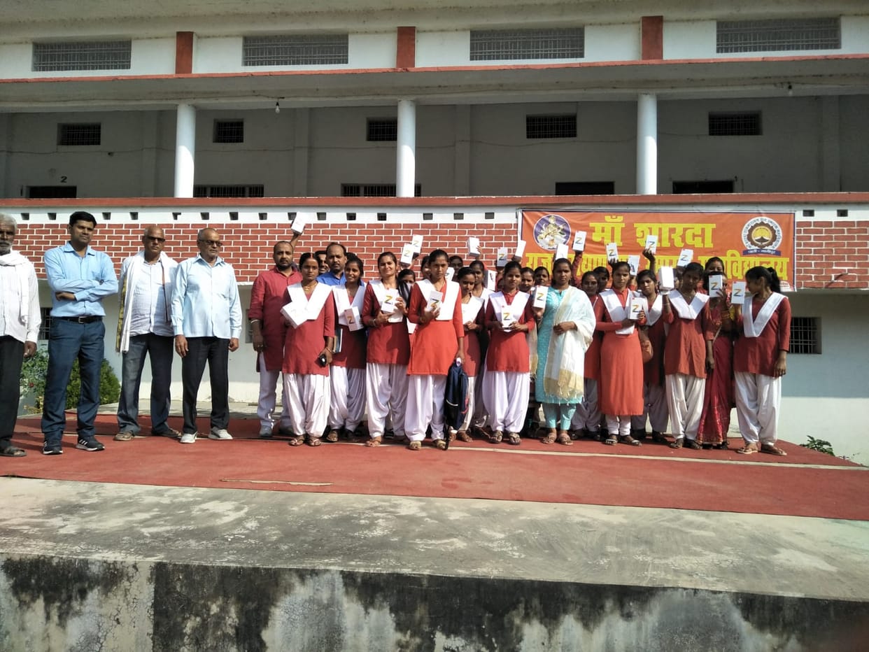 As soon as the smartphone is in hand, the faces of the students blossomed