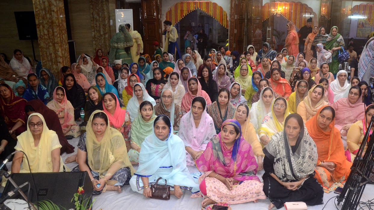 Satguru Nanak manifested, earthy mist, Jag Chanan hoya..
