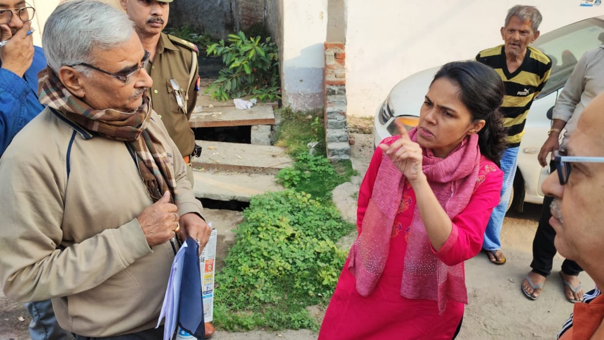 Lucknow commissioner Roshan Jaicob field visit to stop dengue.