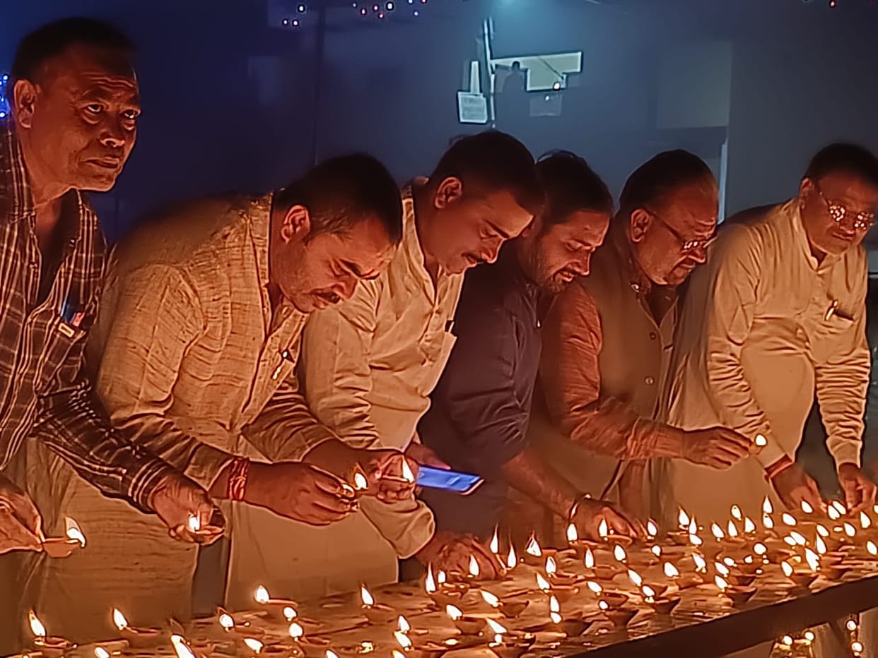 Banda: By donating a lamp on Ram Sarovar, took a pledge of cleanliness