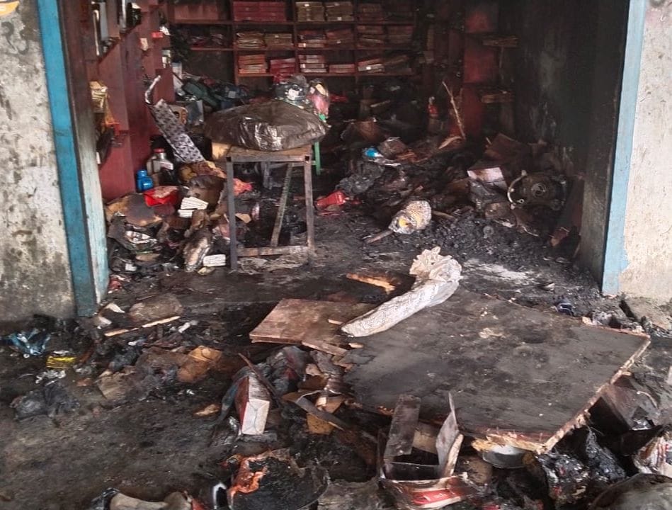 Hardoi, Fire breaks out in auto parts shop, loss of lakhs