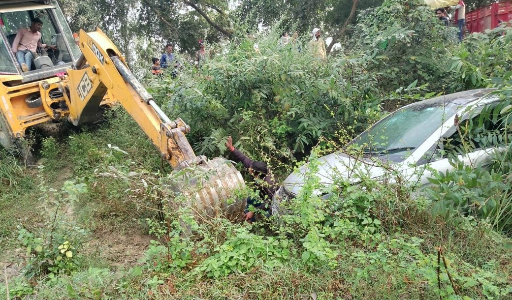 Hardoi, Car fell uncontrollably in Khanti, three injured