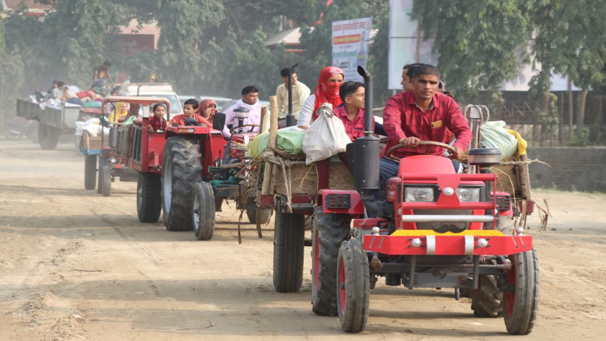 One died andmany injured after speedy car hit thetractor trolley in Muzaffarnagar