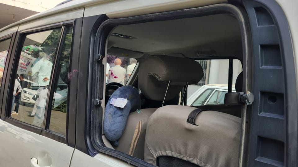 Police registered case in breaking glass of Congress candidate Jayaprakash car on Adampur bypoll result day
