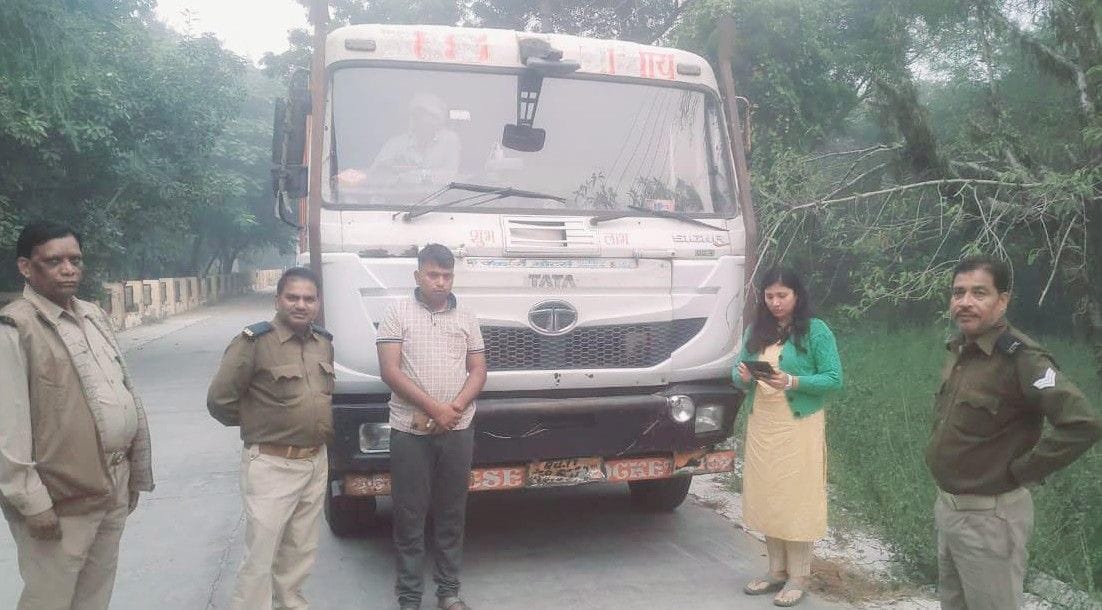 Hathras: Two overloaded vehicles seized, challans of 60 people were deducted