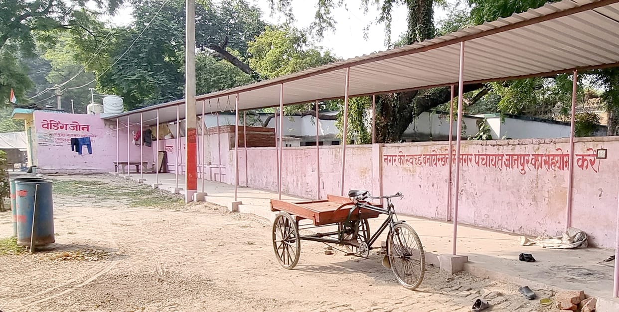 Silence in vending zone, shops adorning the track