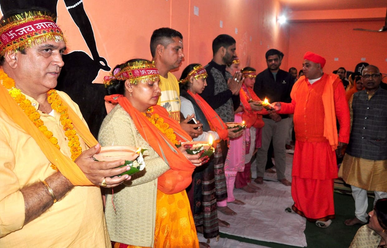 kamleshwar mahadev temple srinagar Uttarakhand : 145 Couple doing Khada diya Puja for child