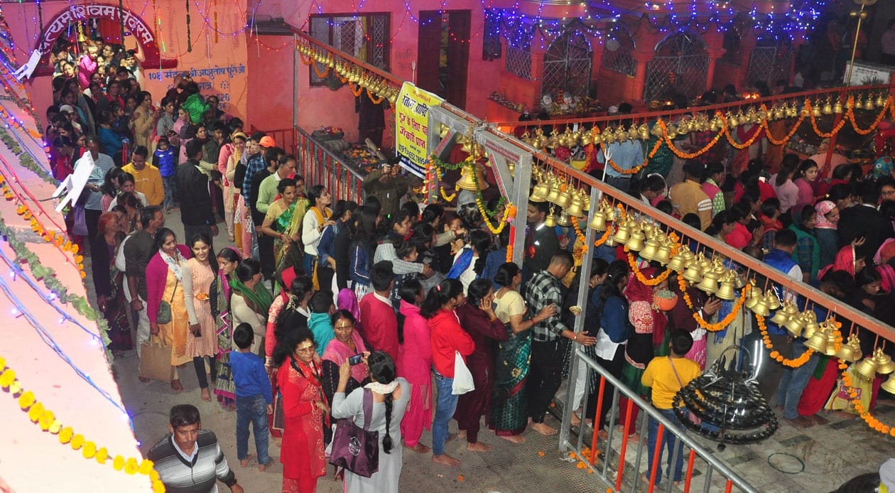 kamleshwar mahadev temple srinagar Uttarakhand : 145 Couple doing Khada diya Puja for child