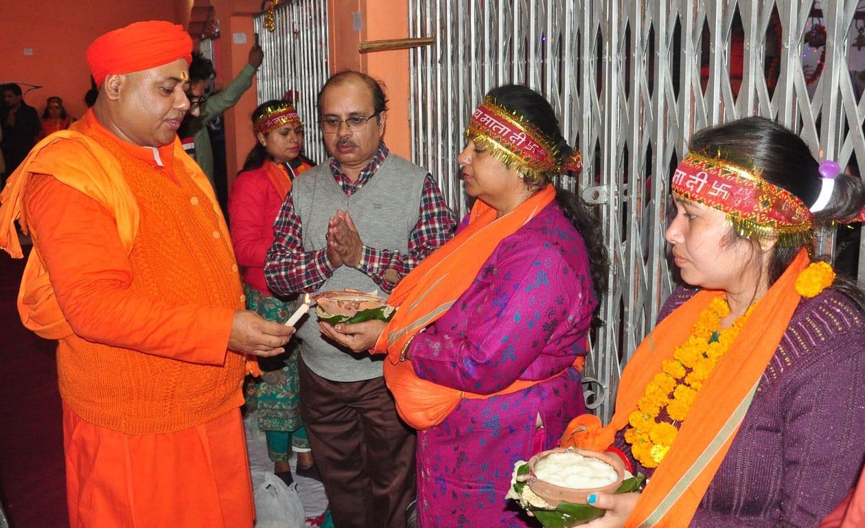 kamleshwar mahadev temple srinagar Uttarakhand : 145 Couple doing Khada diya Puja for child