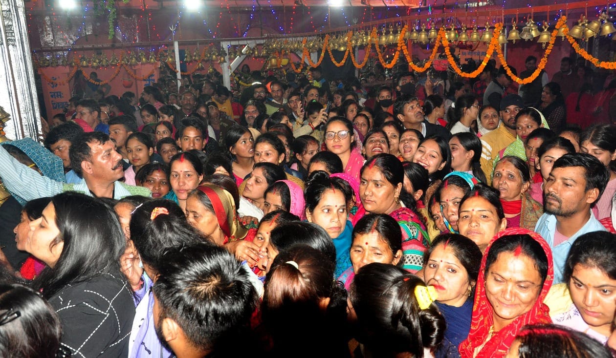 kamleshwar mahadev temple srinagar Uttarakhand : 145 Couple doing Khada diya Puja for child