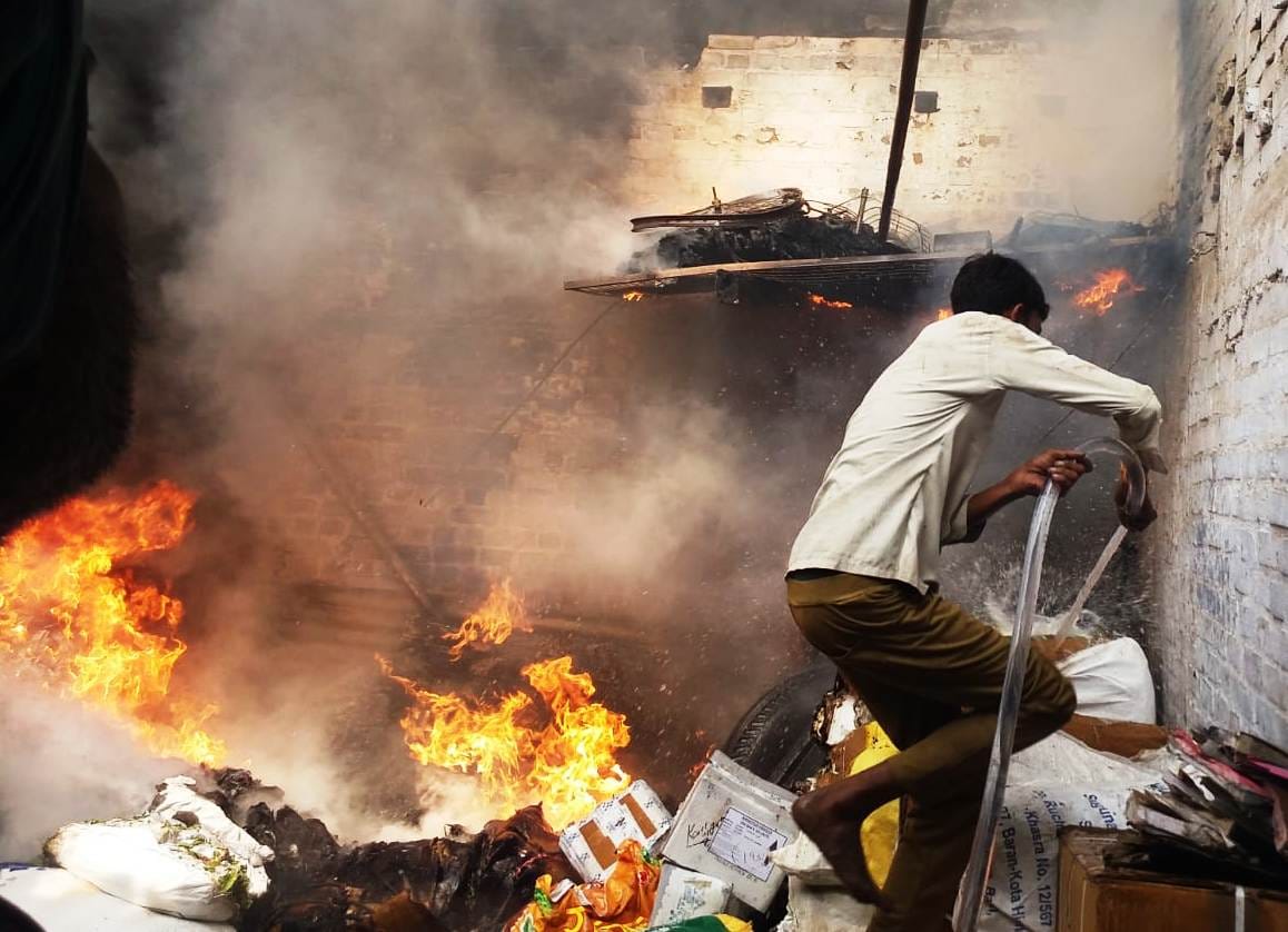 Fire in the transport company, estimated up to five lakhs