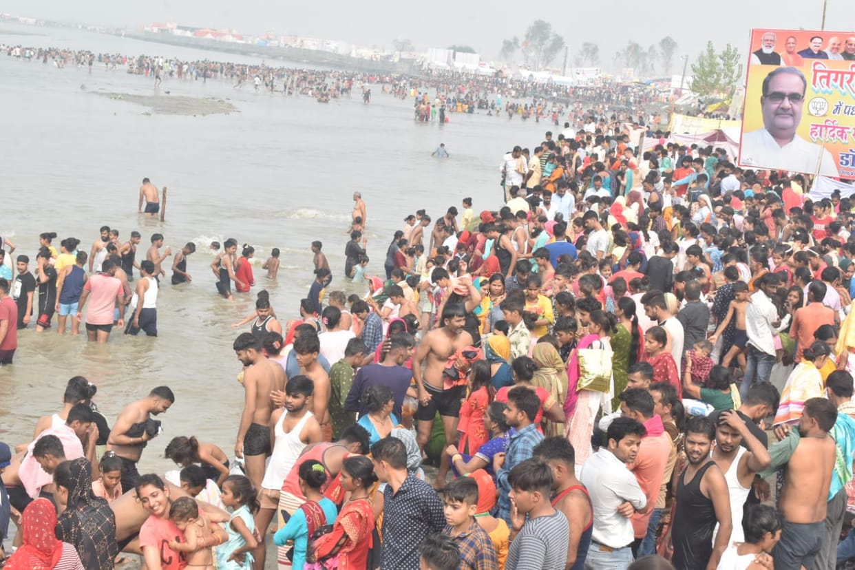 Lakhs of devotees took a dip in the Ganges