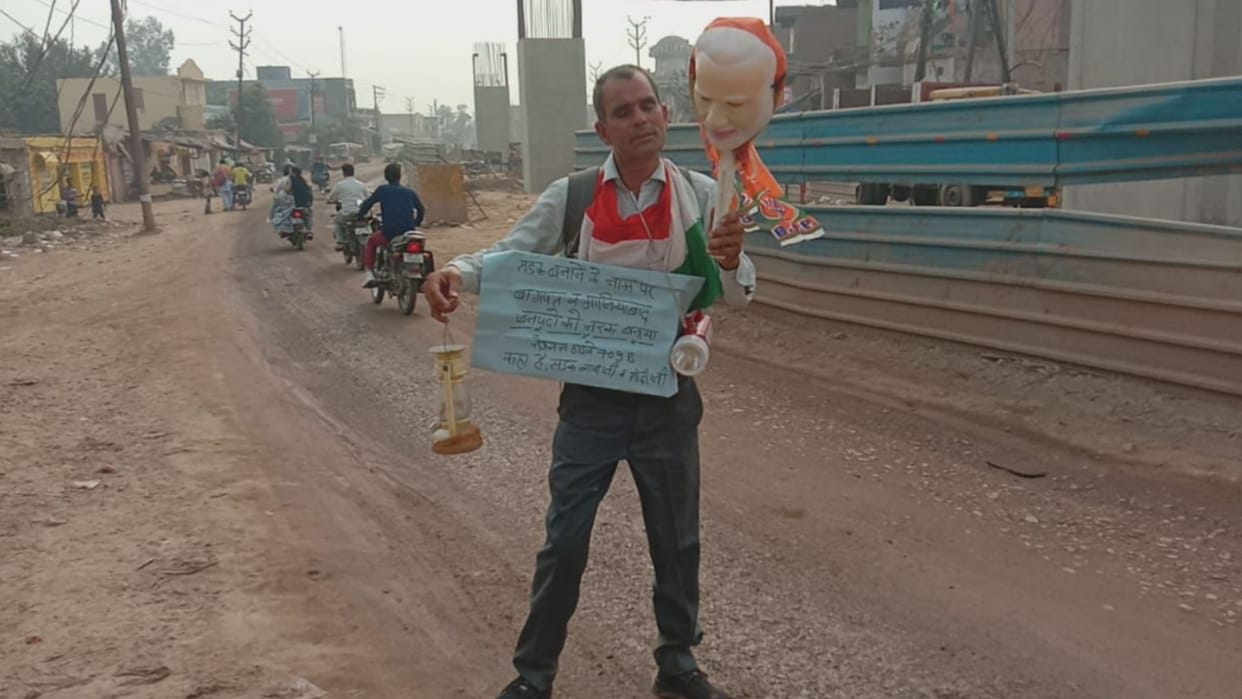 Man searched the highway with lantern, protest for the construction of Delhi-Saharanpur highway in Baghpat