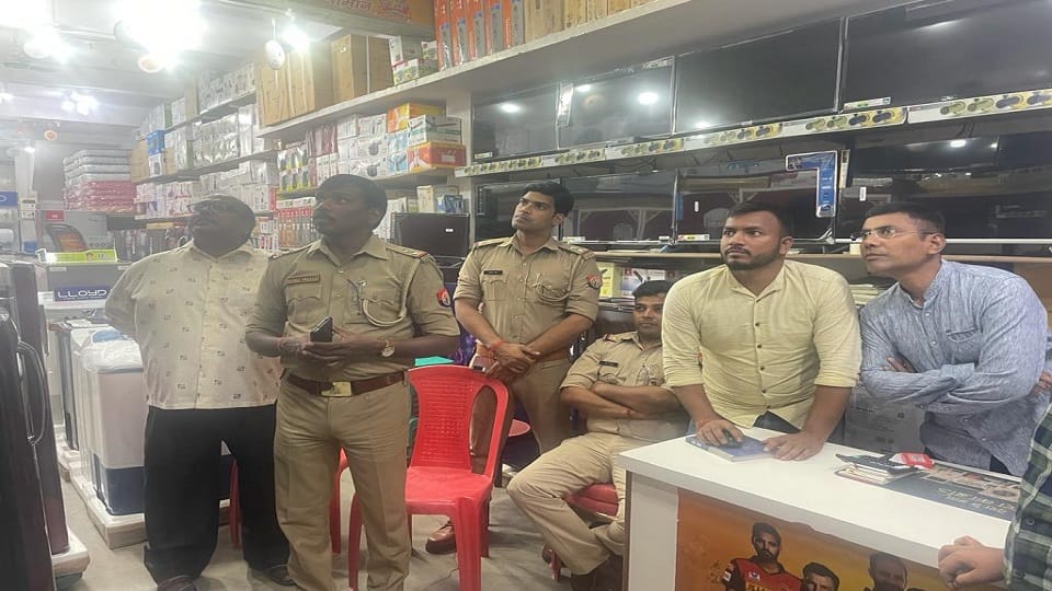 Thieves blew lakhs of rupees from businessmans bike in Deoria
