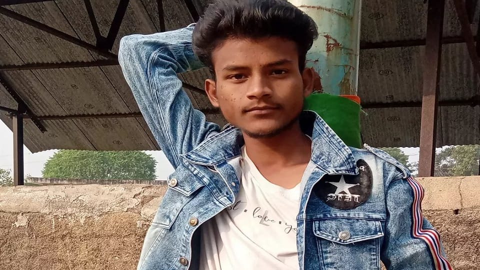Dead body of youth found hanging on noose in jhansi