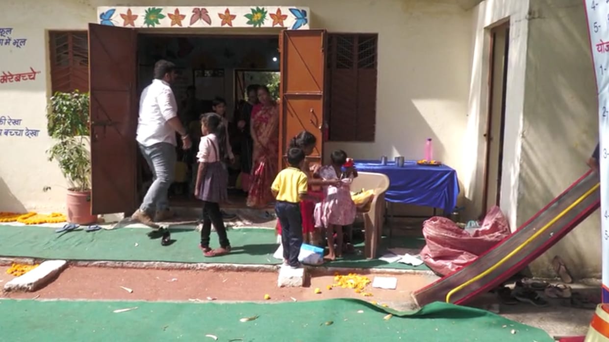 Handiwork of Anganwadi in Indore before the minister's visit children were given new clothes asked to wear old