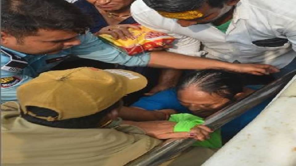 Big accident averted in Banke Bihari temple four devotees trapped in crowd got injuries