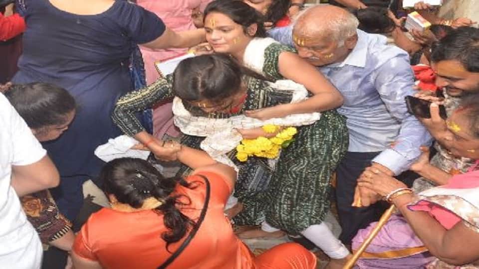 Big accident averted in Banke Bihari temple four devotees trapped in crowd got injuries