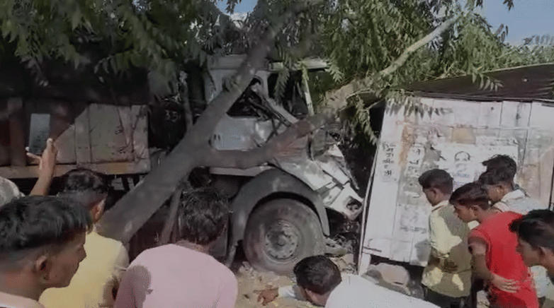 Trailer entered tea shop death of young man Nagaur