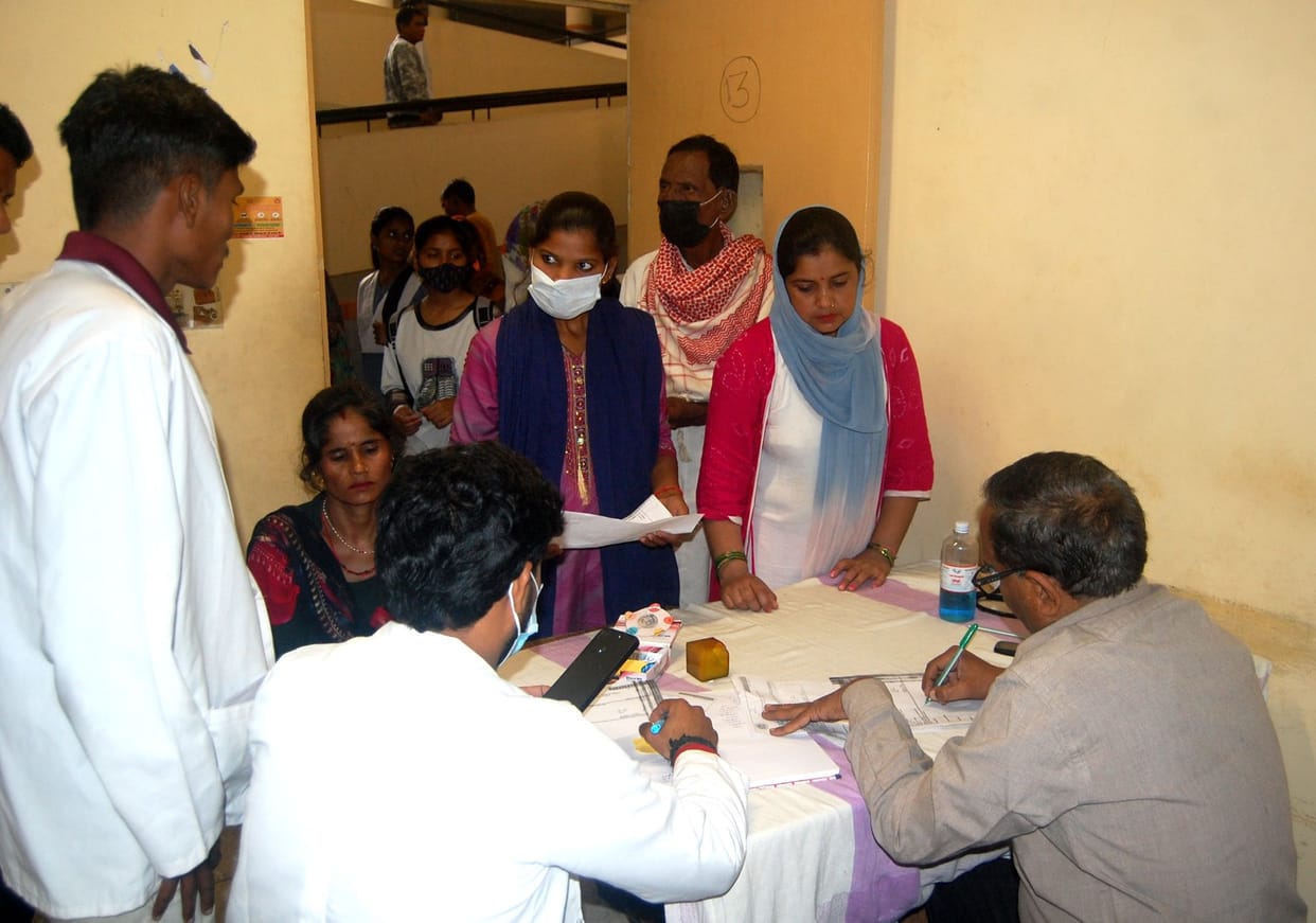 After doctors, now there is a shortage of medicines, patients with the help of prayers