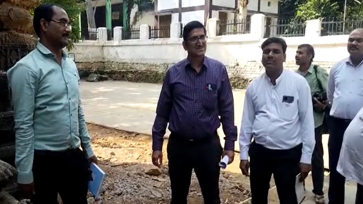 Kawardha Big negligence of archeology department, foundation of Bhoramdev temple being excavated by local labo