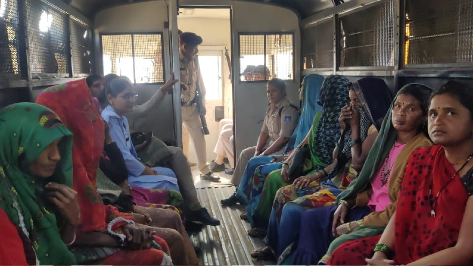 Burhanpur: Stone pelting on forest department team arrived with search warrant, 19 women arrested