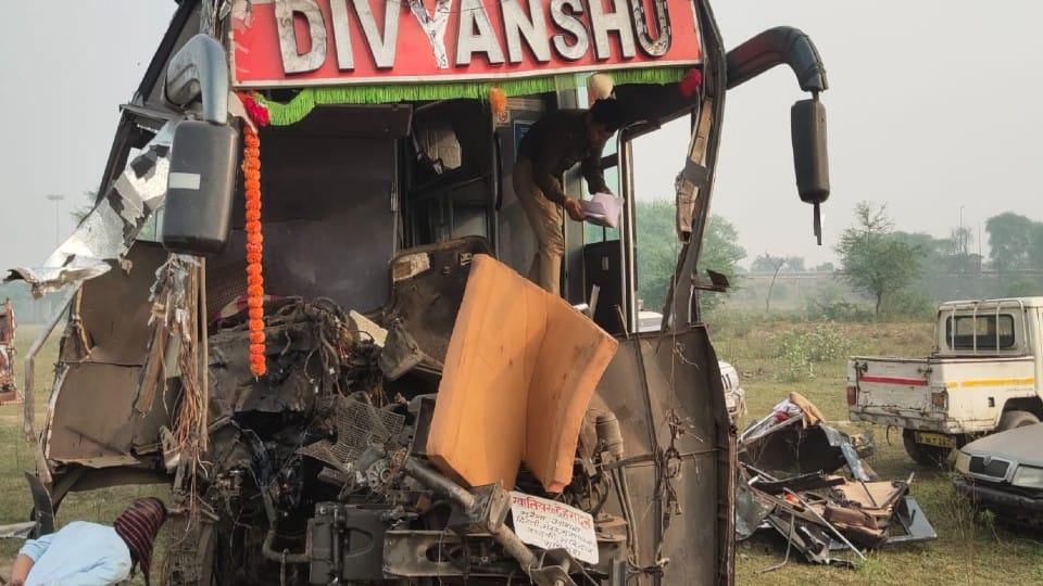 one passenger died and many injured after double decker bus collided with truck on Yamuna Expressway in Agra