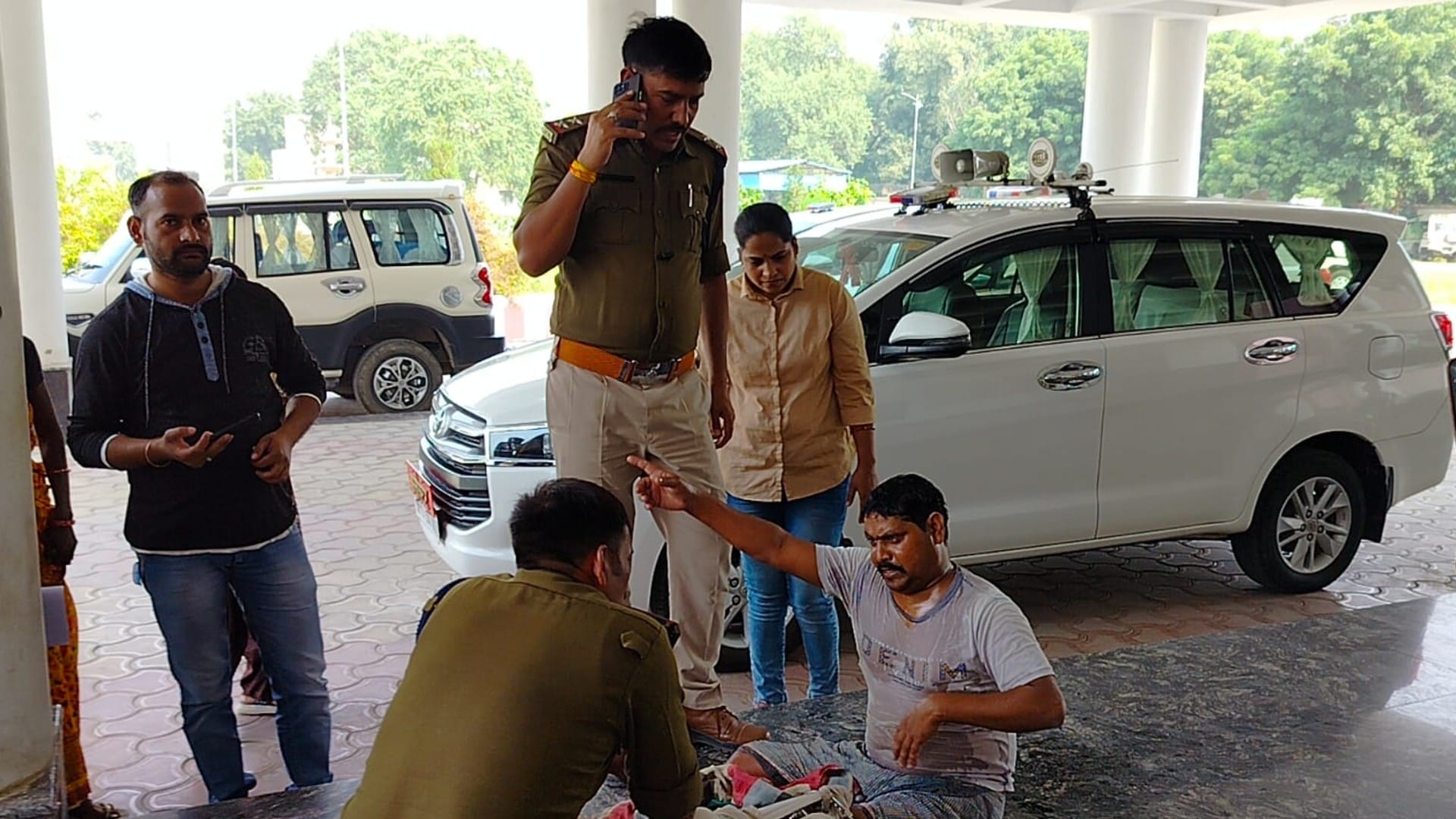 सिविल लाइन पुलिस को आपबीती सुनाता दिव्यांग