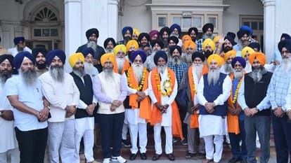 पाकिस्तान रवाना होते सिख श्रद्धालु।