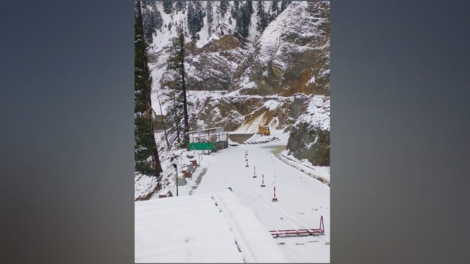 jammu kashmir Weather news update Mughal and SSG road closed due to snowfall
