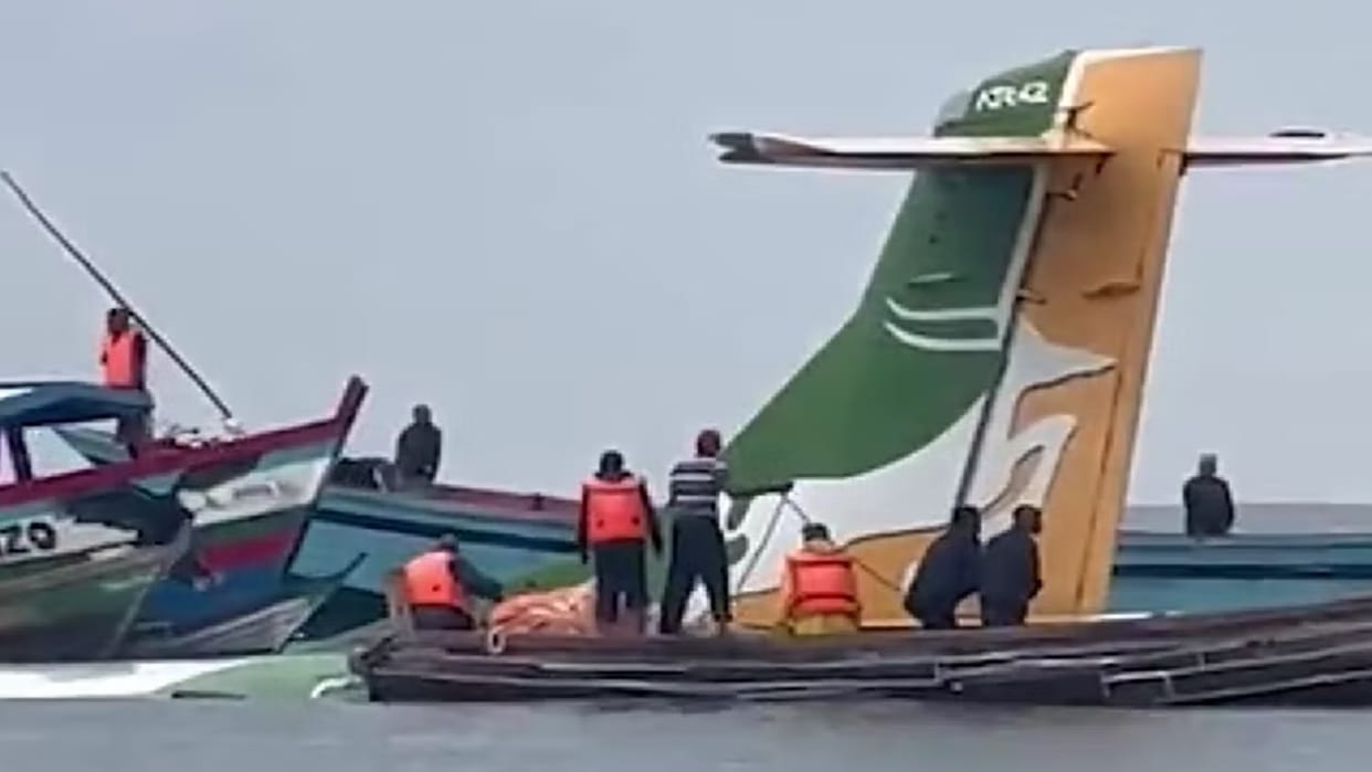 Tanzania Plane Crash in Lake Victoria several Feared dead and injured as Rescue operation in flow news in hind