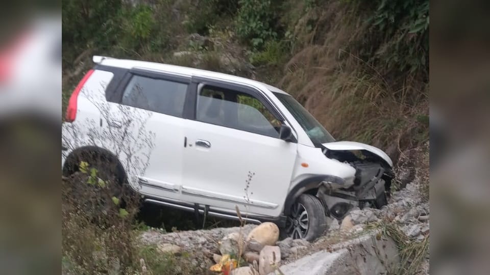 Uttarakhand News: Delhi tourist car accident on Devprayag Srinagar road