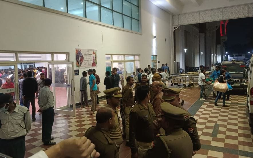BHU hospital Ruckus at midnight in Scuffle between patient and  family doctor in emergency ward