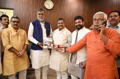 Union Minister Prahlad Patel worship in kashi Vishwanath temple  discusses with BJP leaders