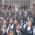 छात्रों ने मांगों को लेकर स्कूल गेट पर ताला लगा दिया।