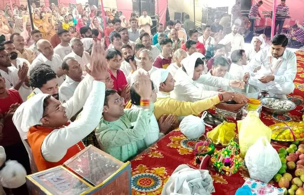 Let's go to the sweet hymns of Shyam's court.