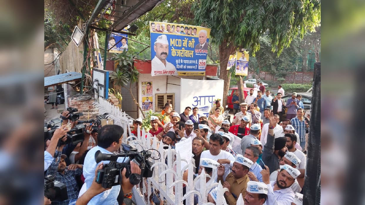 MCD Election Ex AAP councilors protest at party headquarters before ticket distribution
