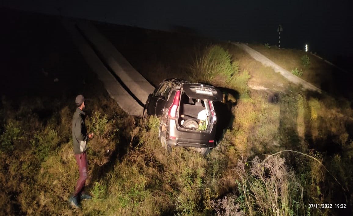 mother son killed and four injured due to Car overturns in deep gorge on Purvanchal Expressway azamgarh