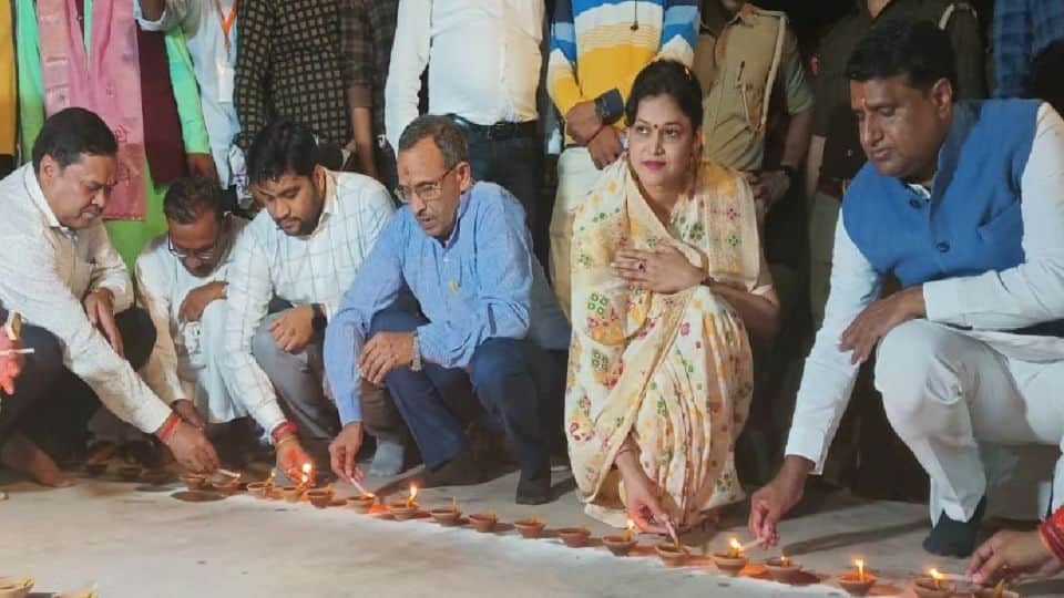 Dev Diwali 2022 Yamuna ghats lit up with the light of 21 thousand lamps in Bateshwar Agra