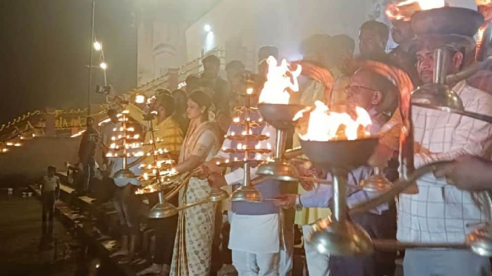 Dev Diwali 2022 Yamuna ghats lit up with the light of 21 thousand lamps in Bateshwar Agra