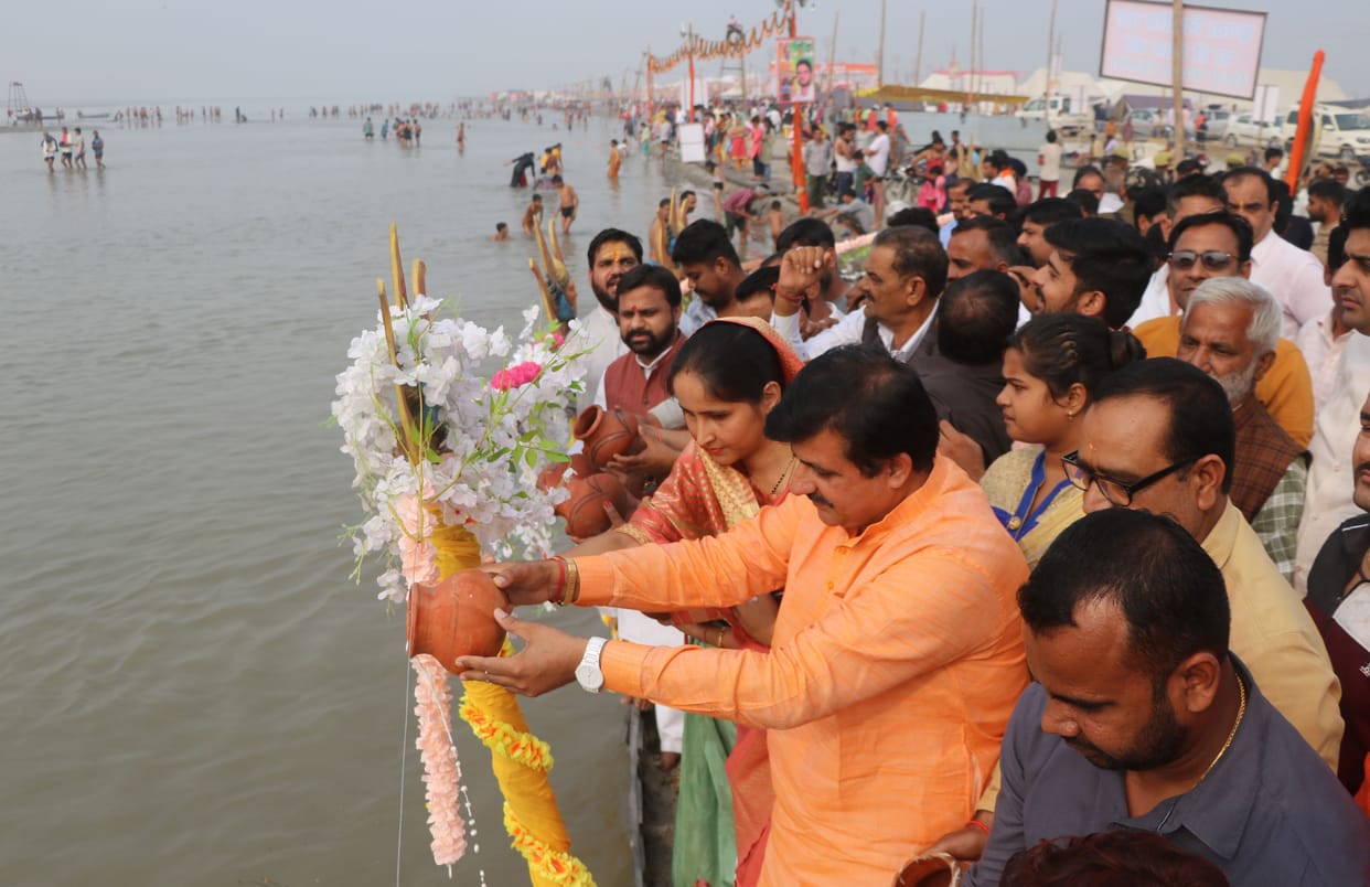 Sadar MLA performed Ganga Pujan with supporters
