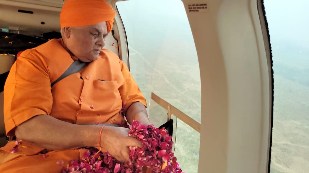 Helicopter rained flowers in Ganga bathing fair