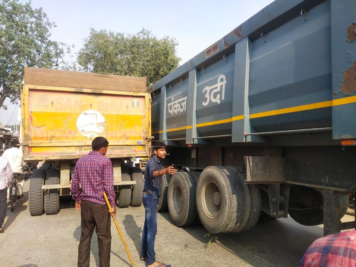 Truck and dumper entered the market, jammed